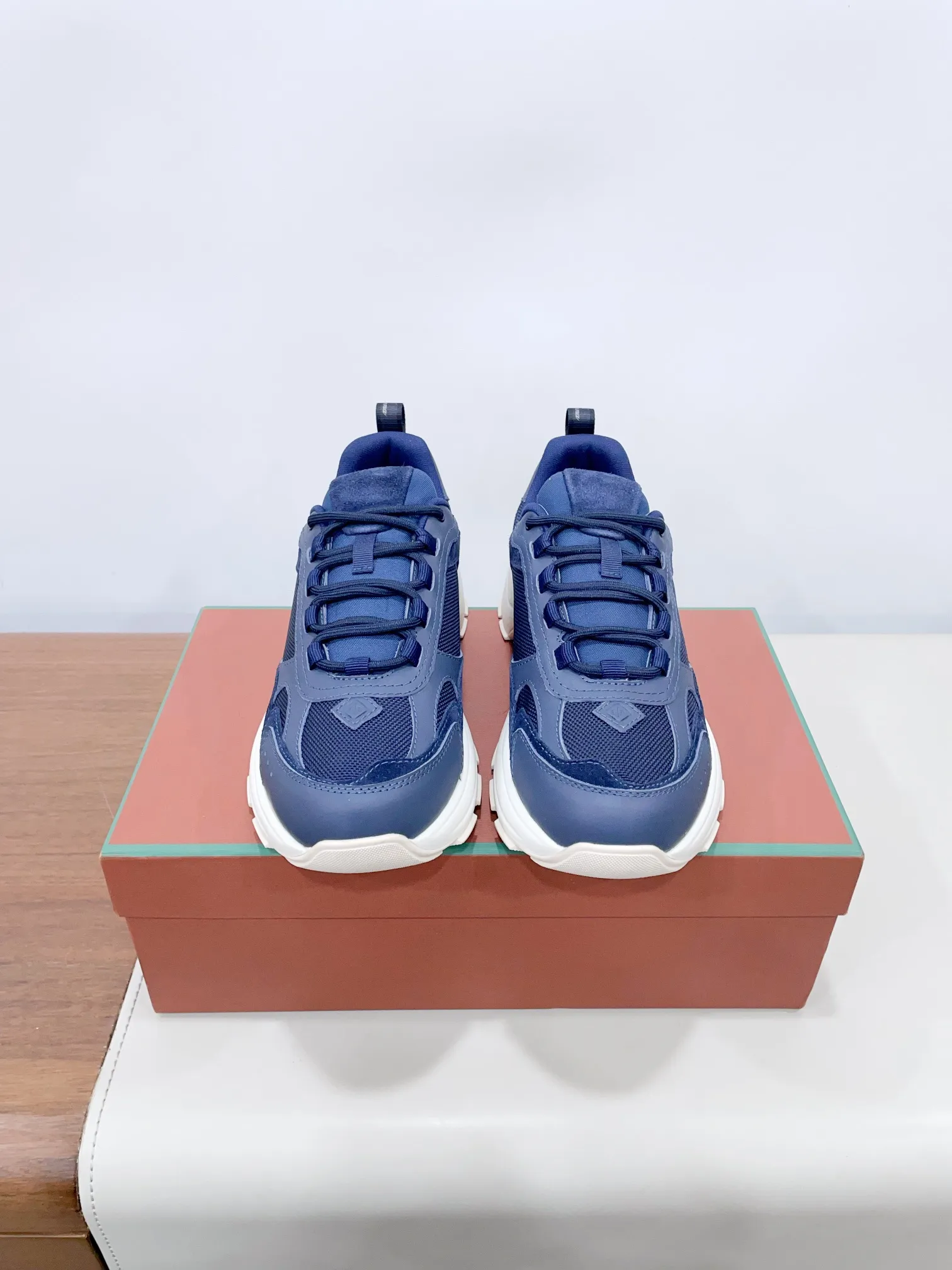 👟👟Ex-factory price 620👟👟 (Male +10) LP's new product Loro Pian* ✅Cairn Walk couple's sneakers dad shoes Official price RMB¥ ¥ 8,200 This urban style-inspired sneaker fits the foot comfortably. Cowhide and suede panels add a refined texture to the sleek silhouette, while soft padding follows every contour, making it the ideal companion for urban adventures or casual weekend getaways. The light and soft soles are designed with complex and fine carved textures and have excellent performance. 𝙎𝙞𝙯𝙚: 35-40 women, 39-45 men (40 women and 45 men are custom-made and cannot be returned or exchanged) The ultimate cost-effectiveness leaves the factory, no negotiation.